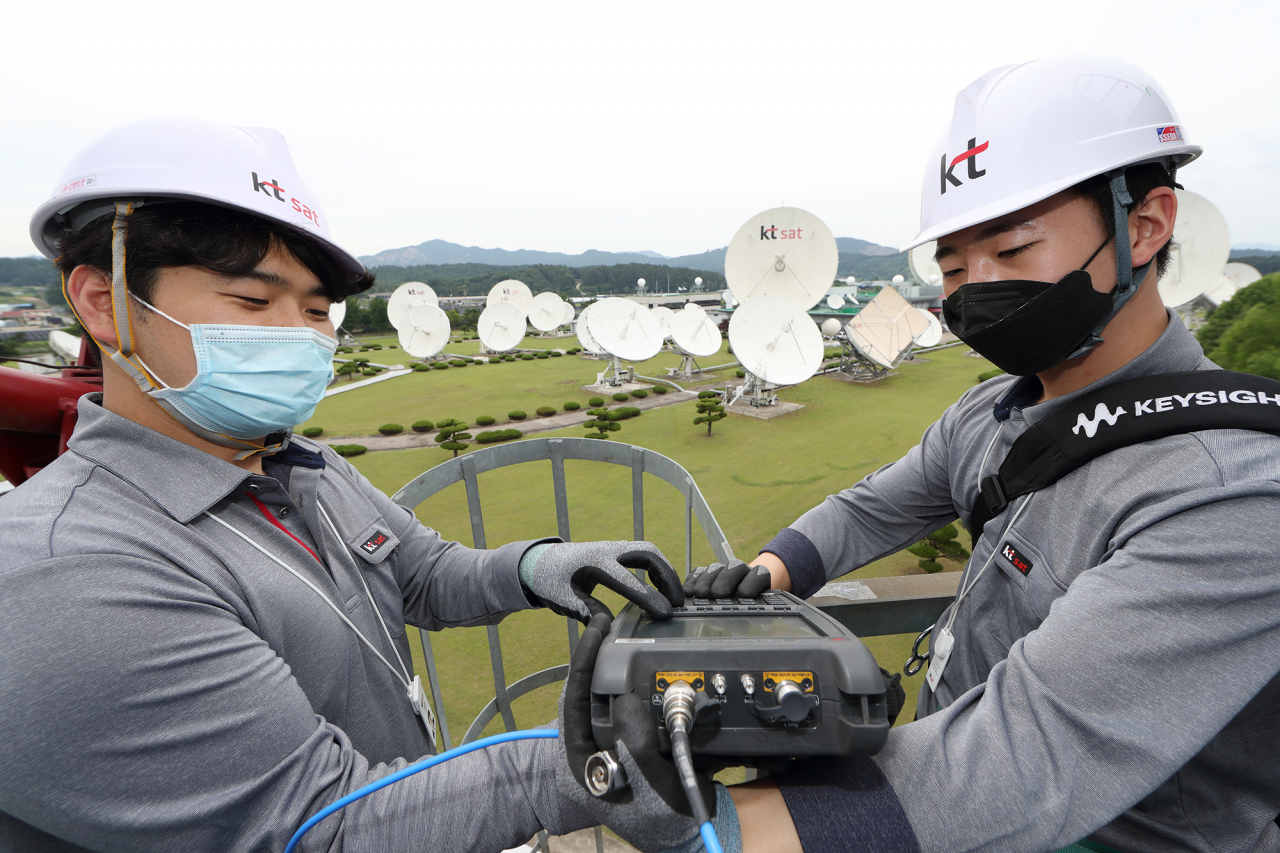 KT SAT 직원들이 금산위성센터 위성 안테나를 점검하고 있다 [KT SAT 제공]