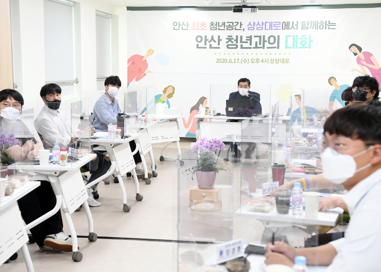 윤화섭 시장은 ‘안산 청년과의 대화’ 간담회를 진행했다. [안산시 제공]