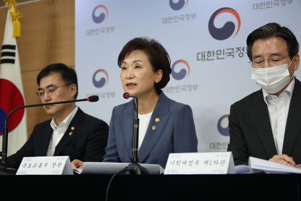 김현미 국토교통부 장관이 17일 정부서울청사 브리핑실에서 손병두 금융위원회 부위원장(왼쪽), 김용범 기획재정부 1차관과 함께 주택시장 안정을 위한 관리방안을 발표하고 있다.[연합]