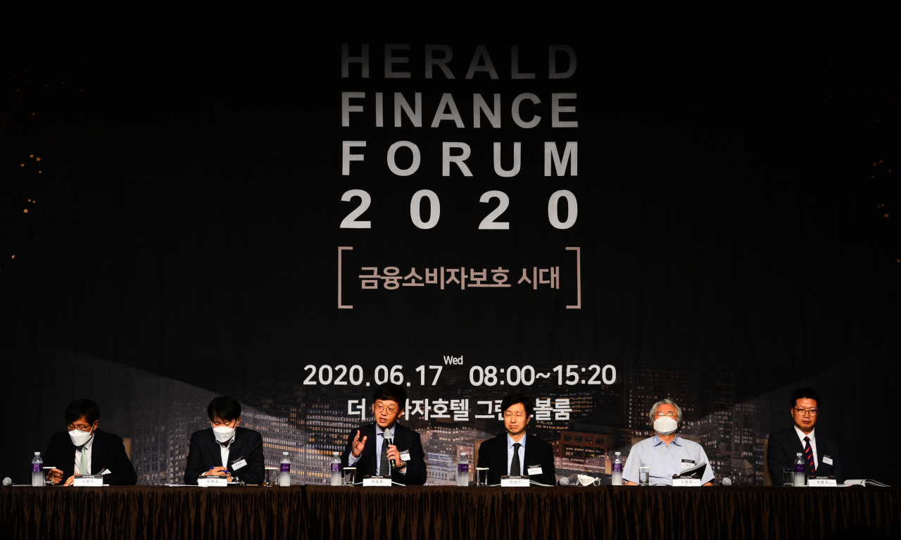 금융소비자보호 시대를 주제로 한 ‘헤럴드금융포럼 2020’이 17일 오전 서울 중구 더 플라자호텔 그랜드볼룸에서 열린 가운데 최승훈 광장 변호사가 세션2 토론에서 발언하고 있다. 사진=박해묵 기자