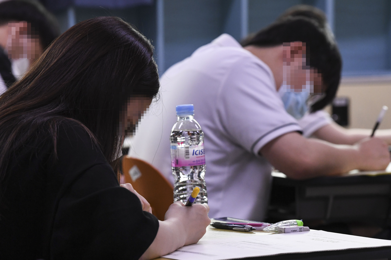 한국교육과정평가원이 주관하는 대학수학능력시험 모의평가가 시행된 18일 오전 서울 상암고등학교에서 학생들이 시험을 준비하고 있다. 연합뉴스