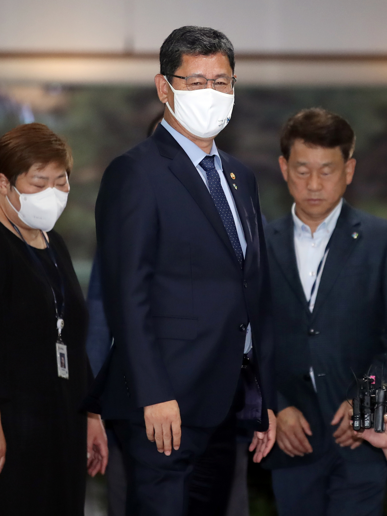 김연철 통일부장관이 18일 이임식을 갖고 물러날 것으로 알려졌다. 김 장관이 전날 오후 남북관계 악화에 대한 책임을 지겠다며 사의를 밝힌 뒤 정부서울청사를 나서고 있다. [연합]
