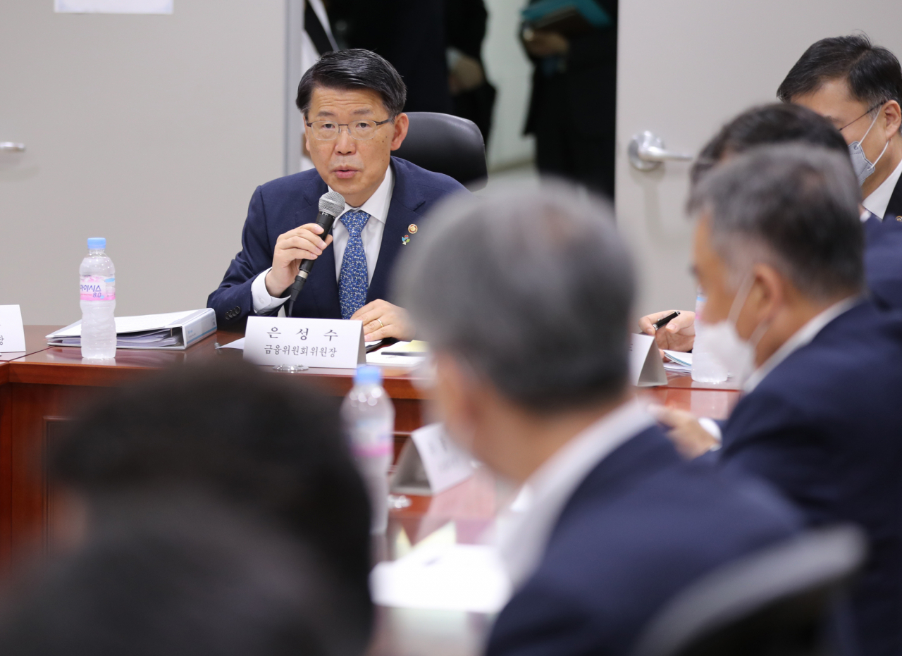 은성수 금융위원장이 18일 오전 서울 여의도 국회 의원회관에서 열린 국회 정무위원회 간담회에서 업무 보고를 하고 있다. [사진=연합]