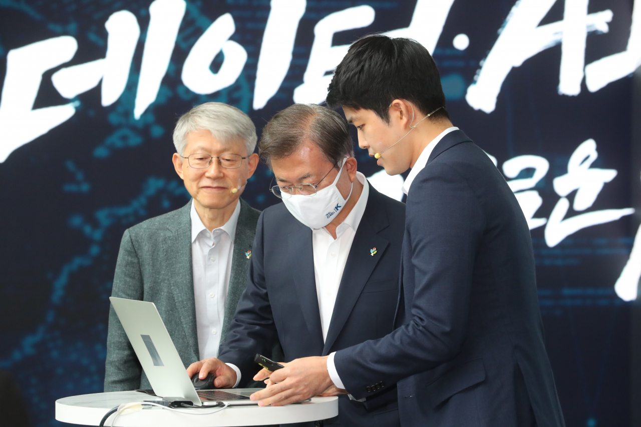 문재인 대통령이 18일 강원도 춘천에 위치한 빅데이터 플랫폼 운영기업인 더존비즈온을 방문, 데이터와 AI를 접목한 혁신 서비스에 대한 설명을 듣고 있다. [연합]