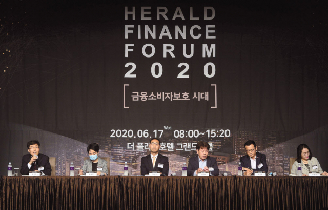 17일 서울 더 플라자호텔 그랜드볼룸에서 금융소비자보호 시대를 주제로‘ 헤럴드 금융포럼 2020’이 열린 가운데 세션3에서 좌장을 맡은 김헌수(왼쪽부터) 순천향대 IT금융경영학과 교수, 주제발표자인 변혜원 보험연구원 실장, 패널로 참석한 김소연 금감원 국장, 박배철 생보협회 본부장, 황현용 흥국화재 상무, 조혜진 인천대 교수 등이 토론을 하고 있다. 이상섭 기자
