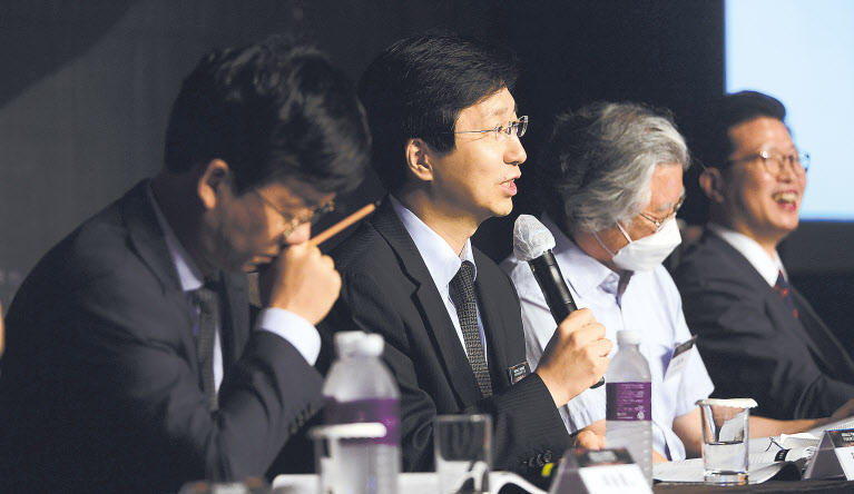 금융소비자보호 시대를 주제로 한 ‘헤럴드 금융포럼 2020’이 17일 서울 더 플라자호텔 그랜드볼룸에서 열린 가운데 세션2에서 패널들이 발언하고 있다. 이병윤(왼쪽부터) 금융연구원 박사·정성구 변호사·고동원 성균관대학교 법학대학원 교수·최병규 건국대학교 법학대학원 교수. 박해묵 기자