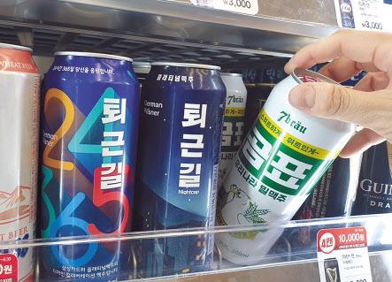 편의점에 진열된 곰표밀맥주 [BGF리테일 제공]