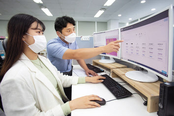 국내 팹리스 업체 ‘가온칩스’ 직원과 삼성전자 임직원이 ‘통합 클라우드 설계 플랫폼(SAFE Cloud Design Platform, SAFE-CDP)’으로 칩 설계를 진행하고 있다. [삼성전자 제공]