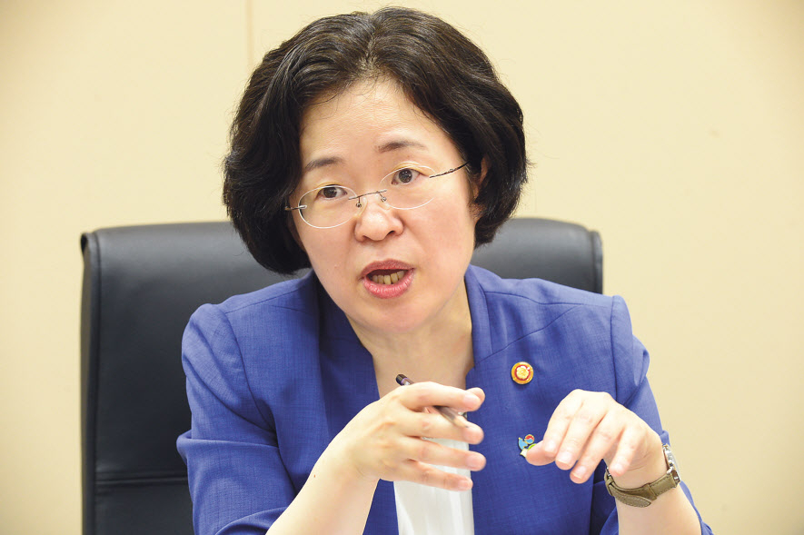 조성욱 공정거래위원장이 지난 12일 서울 중구 한국공정거래조정원 집무실에서 헤럴드경제와 인터뷰를 하고 있다. 그는 이 자리에서 “국내 대기업의 사외이사는 대부분 현 경영진이나 지배주주와 사회적으로 연결돼 있다”며 “이 때문에 총수일가의 입김에서 자유롭지 못하고 독립된 의사결정을 내리지 못하고 있다”고 평가했다. 아울러 “관행적인 경영세습보다 경영 성과와 책임의 정도에 대한 주주의 평가에 따라 경영승계가 이뤄져야 한다”고 덧붙였다. [공정위 제공]