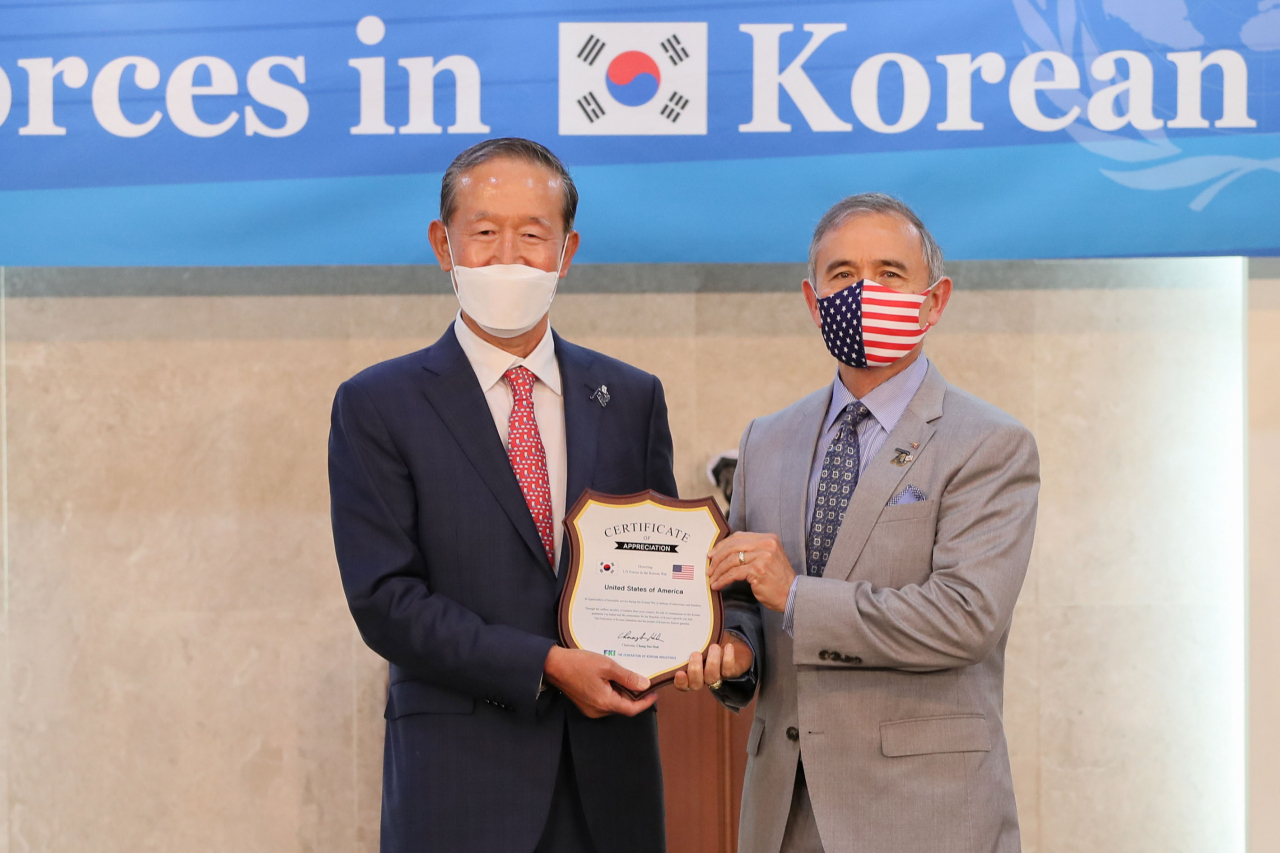 허창수 전경련 회장(왼쪽)이 18일 육군회관에서 열린 '한국전 발발 70년 참전국 초청 감사회'에서 해리스 미국 대사에게 감사패를 전달하고 있다. [전경련 제공]