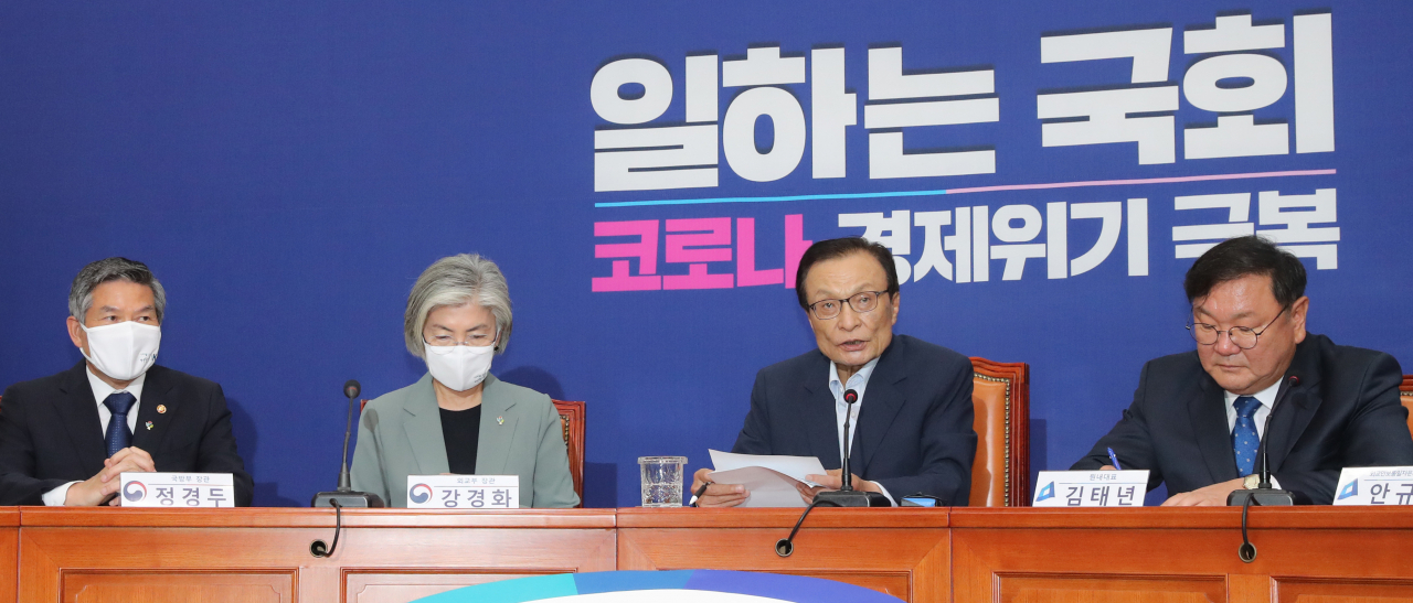 이해찬 더불어민주당 대표가 18일 오후 서울 여의도 국회에서 열린 더불어민주당 외교안보통일자문회의에서 발언하고 있다. 왼쪽부터 정경두 국방부 장관, 강경화 외교부 장관, 이해찬 대표, 김태년 원내대표.[연합]