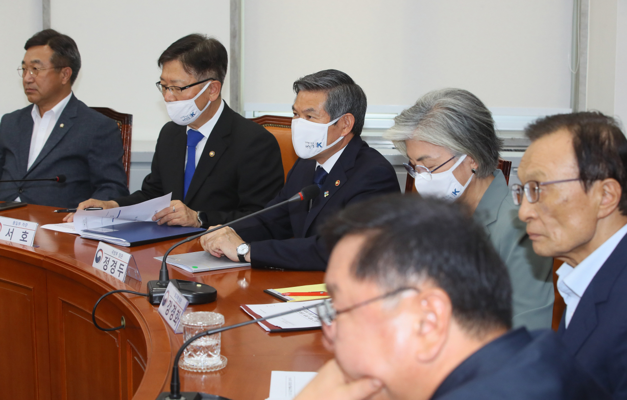 더불어민주당 이해찬 대표(오른쪽부터), 김태년 원내대표, 강경화 외교장관, 정경두 국방장관, 서호 통일부 차관이 18일 국회에서 열린 외교안보통일자문회의에 참석하고 있다.[연합]