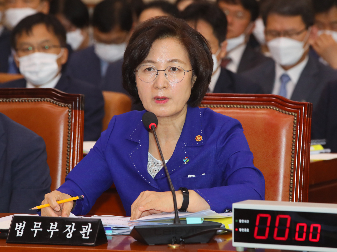 추미애 법무부 장관이 18일 국회 법제사법위원회 전체회의에서 질의에 답변하고 있다. [연합]