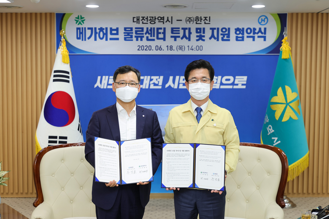 ㈜한진은 18일, 대전시청에서 ㈜한진 류경표 대표이사(왼쪽)와 허태정 대전시장이 참석한 가운데 대전 메가 허브 물류센터 신설 투자 및 지원 업무협약을 체결했다.