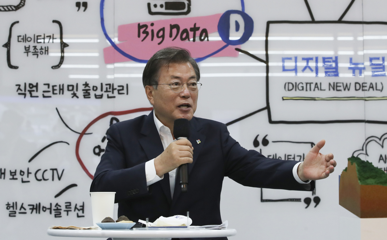문재인 대통령이 지난달 18일 강원도 춘천에 위치한 빅데이터 플랫폼 운영기업인 더존비즈온을 방문, 데이터와 AI를 접목한 혁신 서비스를 개발하는 직원들과 차담회를 하고 있다. [연합]