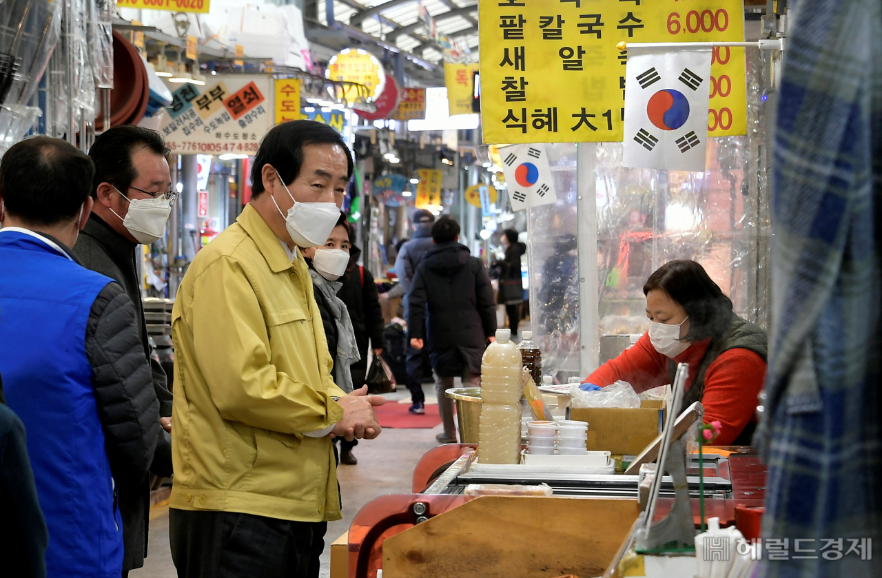문석진 서대문구 구청장이 전통시장을 이용하고 있다. [서대문구 제공]