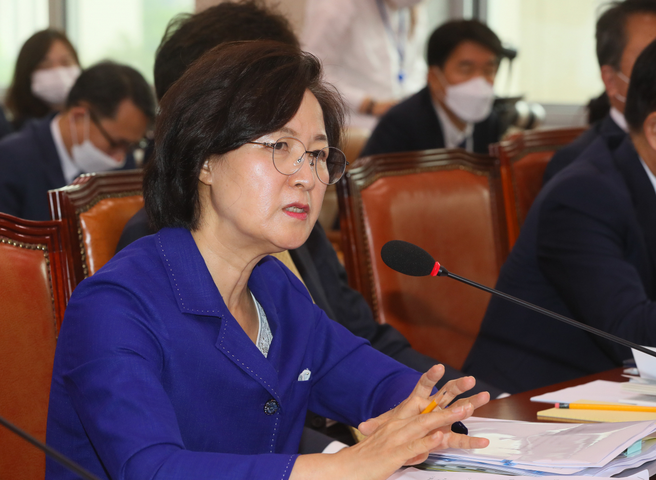 추미애 법무부 장관이 18일 국회 법제사법위원회 전체회의에서 질의에 답변하고 있다. [연합]