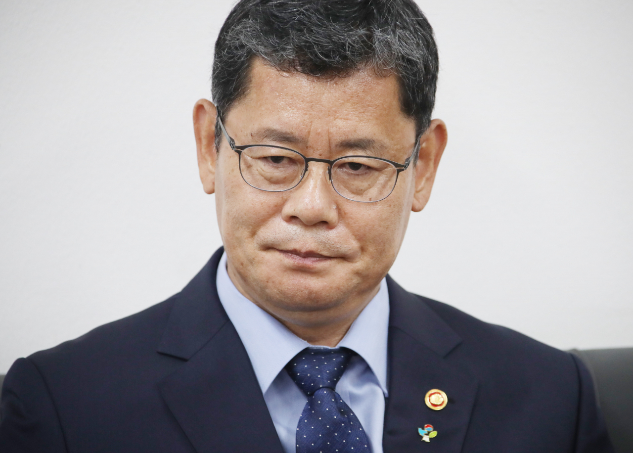 김연철 통일부 장관이 17일 오후 정부서울청사 기자실을 찾아 최근 남북관계 악화에 대한 책임을 지겠다며 사의를 표명하고 있다. [연합뉴스]