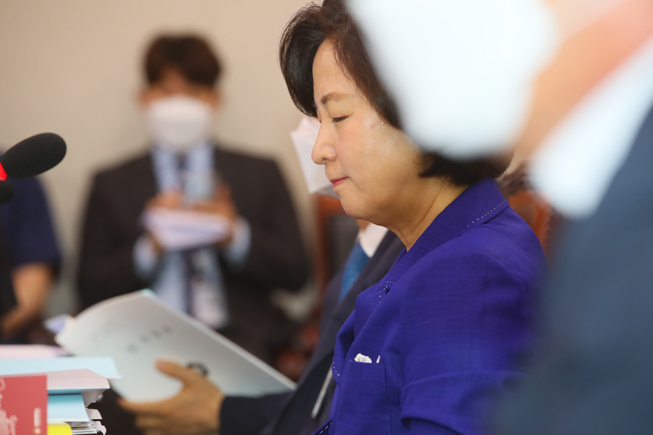 추미애 법무부 장관이 18일 국회 법제사법위원회 전체회의에서 굳은 표정을 짓고 있다. [연합]