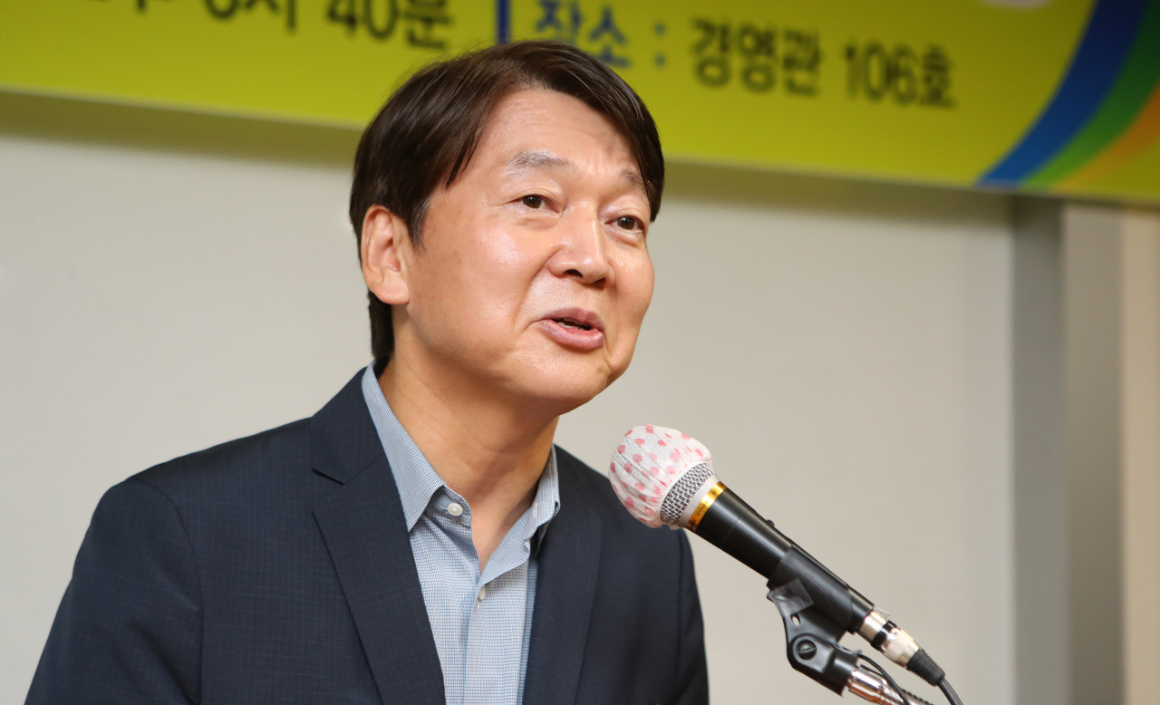 안철수 국민의당 대표가 18일 오후 대구 남구 대명동 영남대학교에서 '대구 의료봉사 소회와 포스트 코로나 19를 위한 제언'을 주제로 강연하고 있다. [연합]