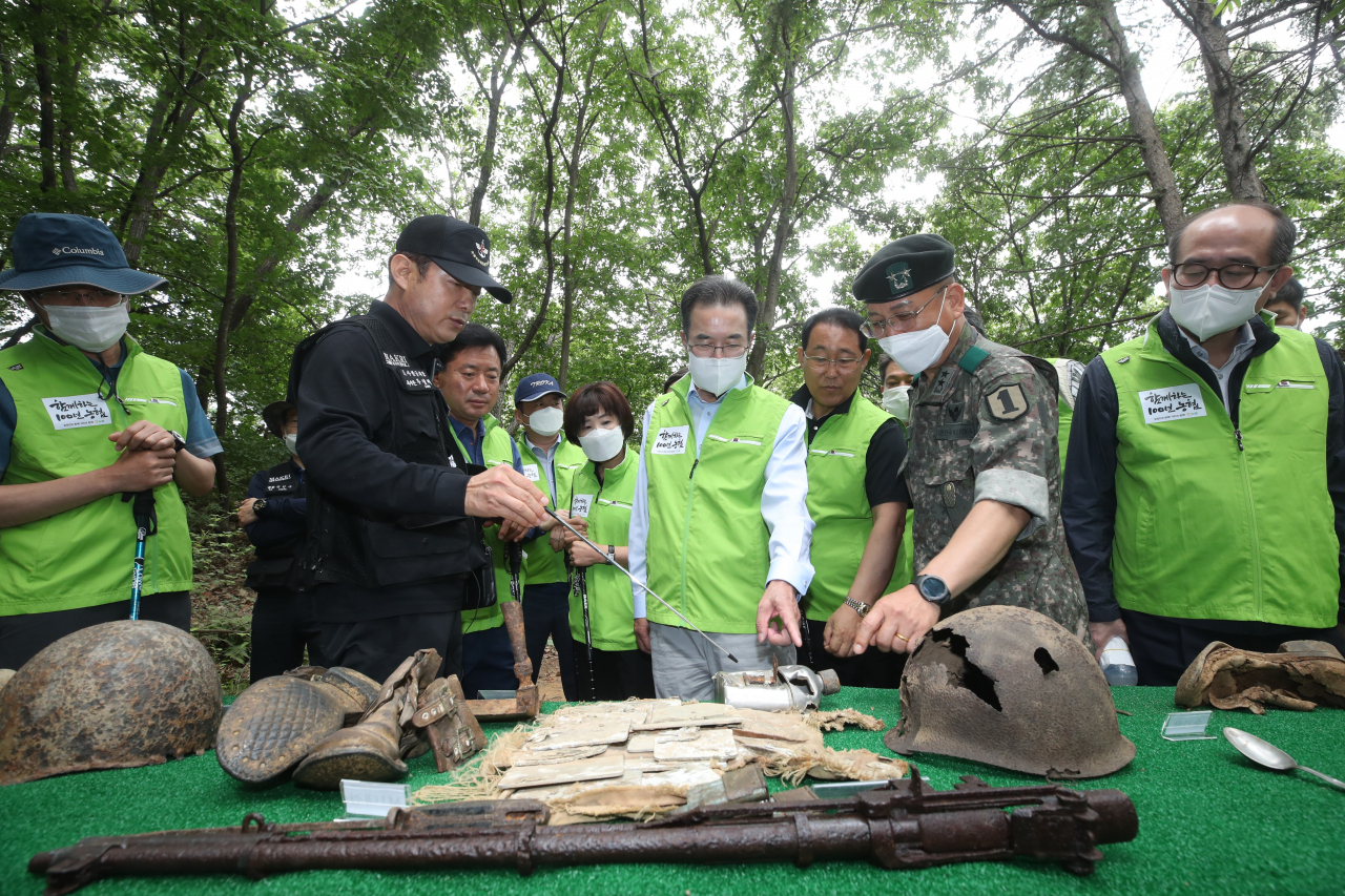 앞줄 가운데부터 오른쪽으로 이성희 농협중앙회장, 김홍석 1사단장, 유찬형 농협중앙회 부회장. [농협 제공]