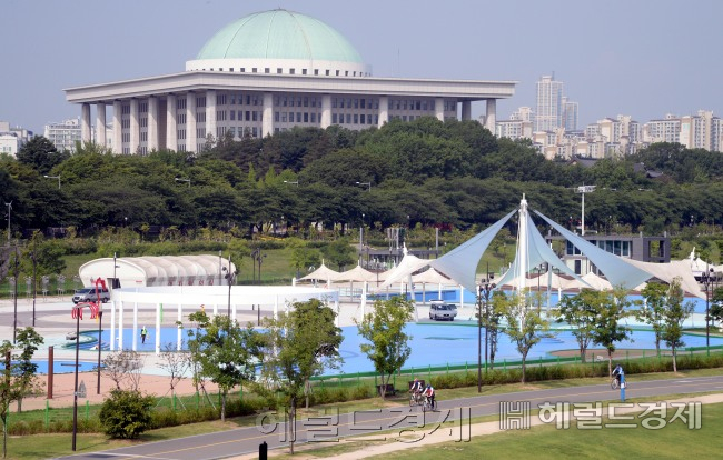 2015년 6월 중동호흡기증후군(메르스) 여파로 개장이 연기된 여의도 한강공원 수영장의 한가로운 모습. [헤럴드DB]