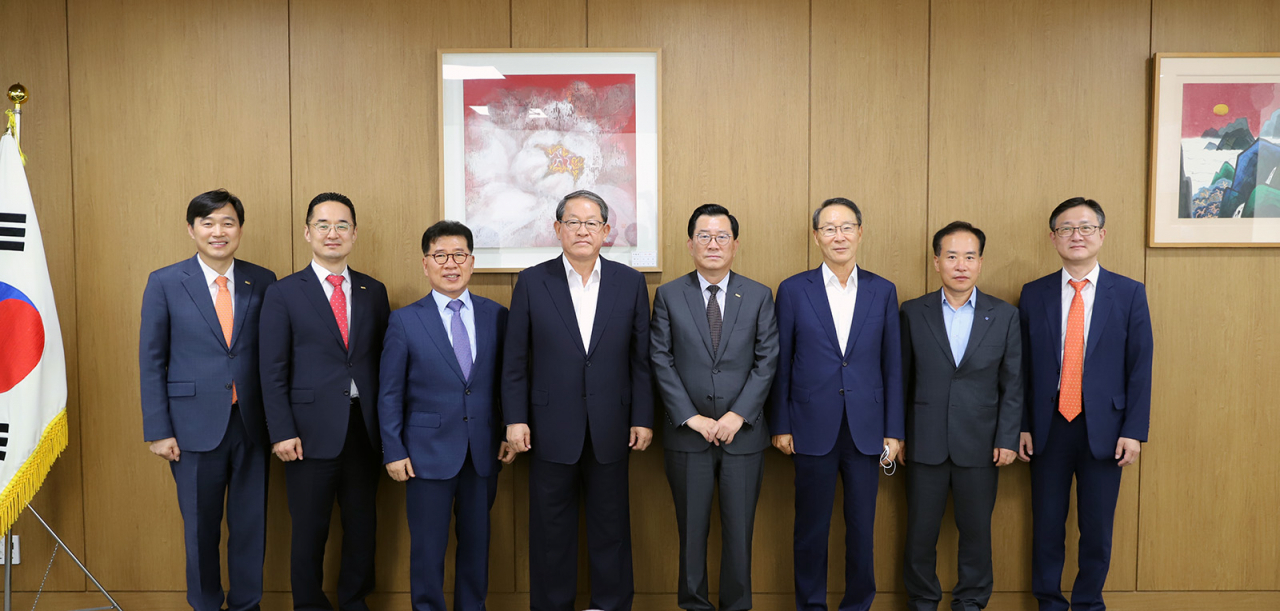 김영식 신임 한국공인회계사회 회장이 지난 18일 상장회사협의회와 중견기업연합회 등 경제단체를 찾았다. 왼쪽부터 이병래 한국공인회계사회 대외협력부회장, 나철호 한국공인회계사회 선출부회장, 반원익 중견기업연합회 상근부회장, 강호갑 중견기업연합회 회장, 김영식 한국공인회계사회 회장, 정구용 상장회사협의회 회장, 이기헌 상장회사협의회 상근부회장, 정우용 상장회사협의회 정책부회장 [한공회 제공]