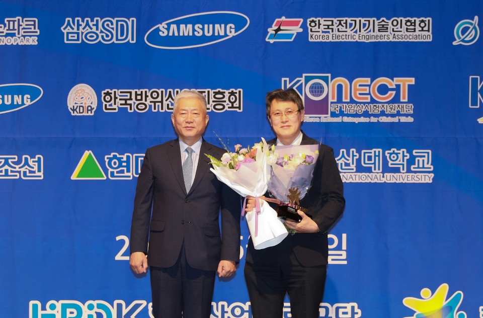 유연상(오른쪽) 한국수력원자력 인재개발원장이 지난 16일 울산 더엠컨벤션에서 열린 고용노동부 주관 ‘2019 중소기업 컨소시엄 교육사업 평가’에서 최우수상을 받고 기념촬영을 하고 있다. ［한국수력원자력 제공］