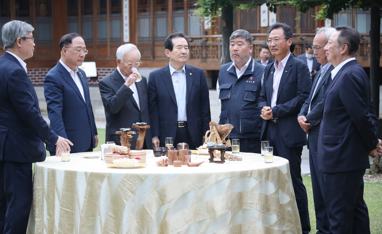 　정세균 국무총리(왼쪽에서 4번째)가 지난 18일 저녁 서울 삼청동 총리공관에서 노사정 주체들이 참여해 열린 제8차 목요 대화 전 참석자들과 환담하고 있다. [연합]