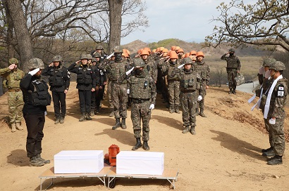 군 장병들이 DMZ 내 화살머리고지에서 발굴한 유해에 대해 약식 제례를 하고 있다.[사진=국방부]