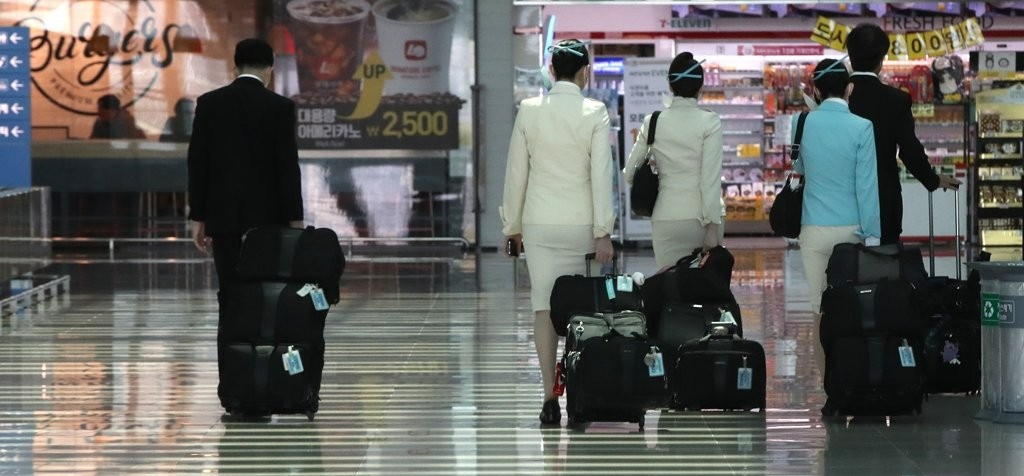 지난 4월 인천국제공항 제2터미널에서 한 항공사의 승무원들이 공항으로 들어서고 있다. [연합]