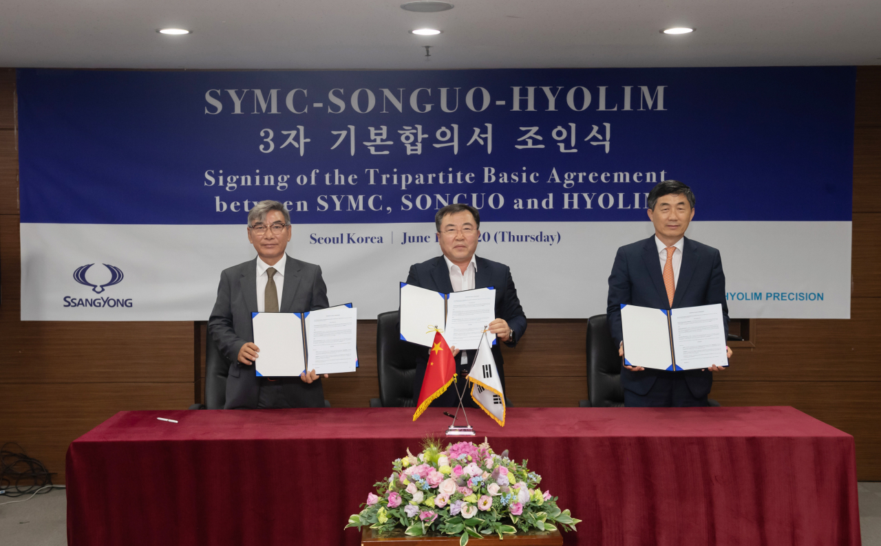 지난 18일 쌍용자동차 서울사무소에서 중국 송과모터스 신용복 총재(왼쪽부터), 쌍용자동차 예병태 대표이사, 효림정공 김종진 사장이 티볼리 현지조립제품(KD) 판매와 플랫폼 기술협력에 대한 기본 계약을 체결한 후 기념촬영을 하고 있다. [쌍용차 제공]