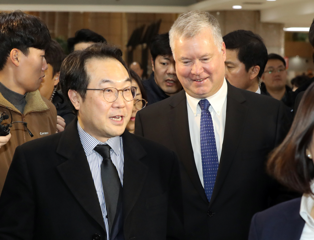 지난해 12월 김포국제공항에서 만난 이도훈 외교부 한반도평화교섭본부장과 스티븐 비건 미 국무부 부장관. [연합]