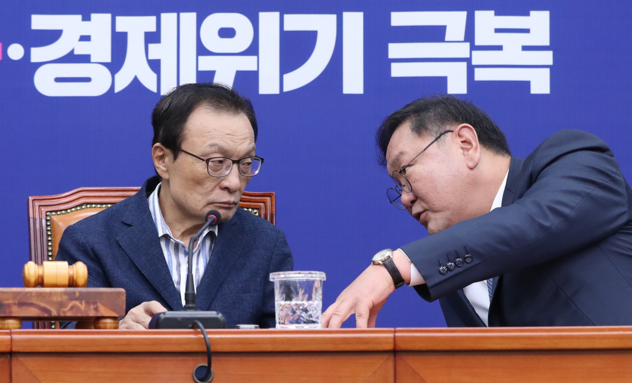 이해찬 더불어민주당 대표와 김태년 원내대표가 19일 오전 서울 여의도 국회에서 열린 최고위원회의에 대화하고 있다. [연합]