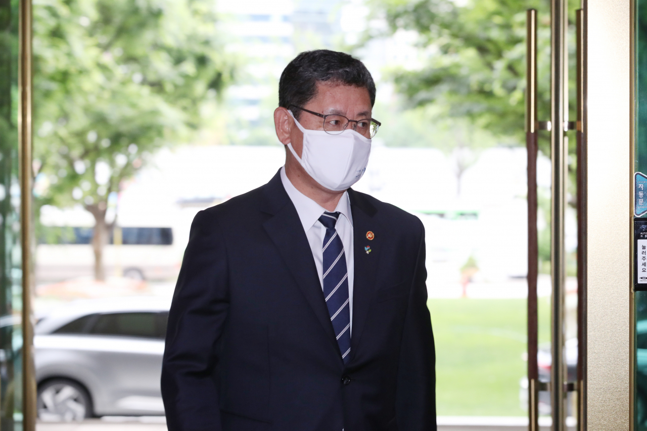 남북관계 악화에 책임을 지고 사의를 표명한 김연철 통일부 장관이 19일 오전 정부서울청사로 출근하고 있다. 연합뉴스