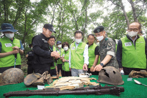 앞줄 가운데부터 오른쪽으로 이성희 농협중앙회장, 김홍석 1사단장, 유찬형 농협중앙회 부회장. [농협 제공]