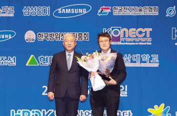 유연상(오른쪽) 한국수력원자력 인재개발원장이 지난 16일 울산 더엠컨벤션에서 열린 고용노동부 주관 ‘2019 중소기업 컨소시엄 교육사업 평가’에서 최우수상을 받고 기념촬영을 하고 있다. [한국수력원자력 제공]