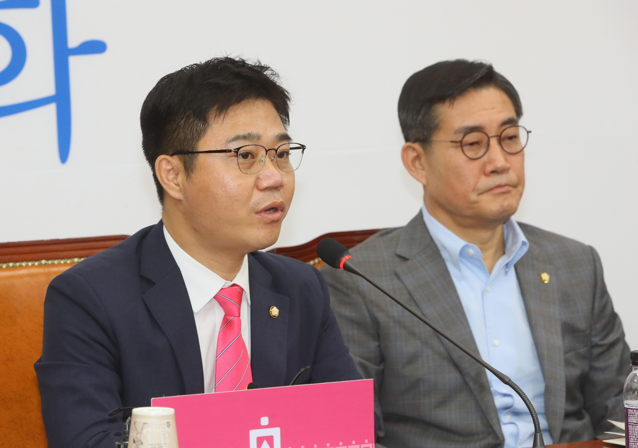 지성호 미래통합당 의원. 오른쪽은 신원식 의원. [연합]