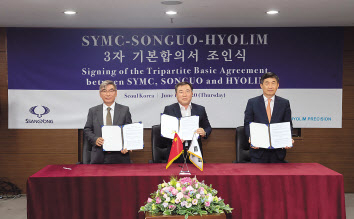 지난 18일 쌍용자동차 서울사무소에서 중국 송과모터스 신용복 총재(왼쪽부터), 쌍용자동차 예병태 대표이사, 효림정공 김종진 사장이 티볼리 현지조립제품(KD) 판매와 플랫폼 기술협력에 대한 기본 계약을 체결한 후 기념촬영을 하고 있다. [쌍용차 제공]