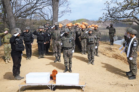 군 장병들이 DMZ 내 화살머리고지에서 발굴한 유해에 대해 약식 제례를 하고 있다. [국방부 제공]