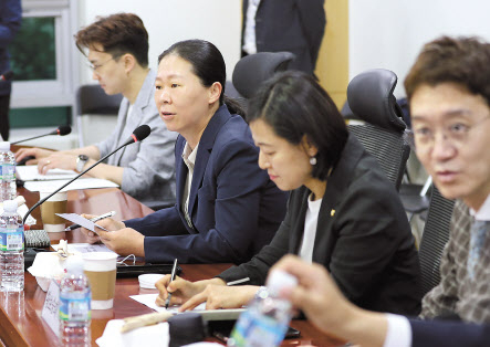 권은희 국민의당 원내대표가 지난달 19일 오전 국회 의원회관에서 열린 국민미래포럼 정책 세미나에서 발언하고있다. [연합]