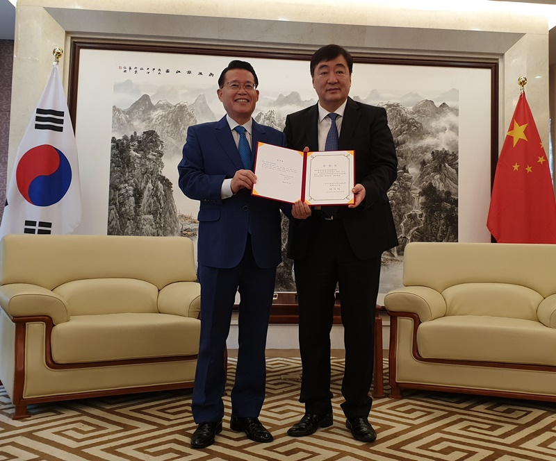 싱하이밍 주한 중국대사〈사진 오른쪽〉가 19일 중국 대사사관에서 권기식 한중도시우호협회장에게 감사장을 전달한 뒤 기념촬영을 했다