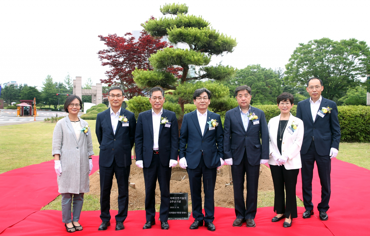 KINS 30주년 기념행사에서 손재영 원장을 비롯한 원자력계 관계자들이 기념식수 후 기념촬영을 하고 있다.[KINS 제공]
