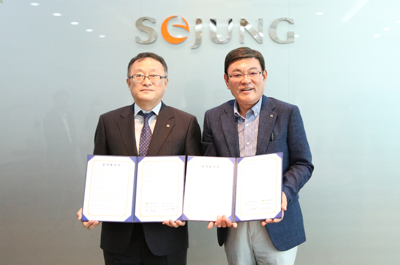 (왼쪽부터) 부산환경공단 배광효 이사장과 세정나눔재단 박순호 이사장이 19일 오전, 세정그룹 본사에서 ‘저소득층 행복가득 지붕만들기’지원 협약식을 마치고 기념촬영을 하고 있다.