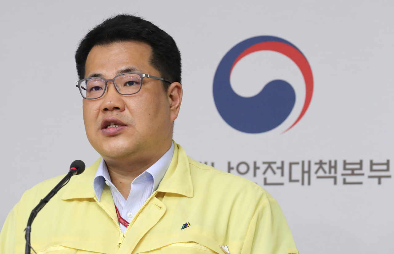 손영래 중앙사고수습본부 전략기획반장이 19일 오전 세종시 정부세종청사에서 신종 코로나바이러스 감염증(코로나19) 대응 정례브리핑을 하고 있다. [연합]