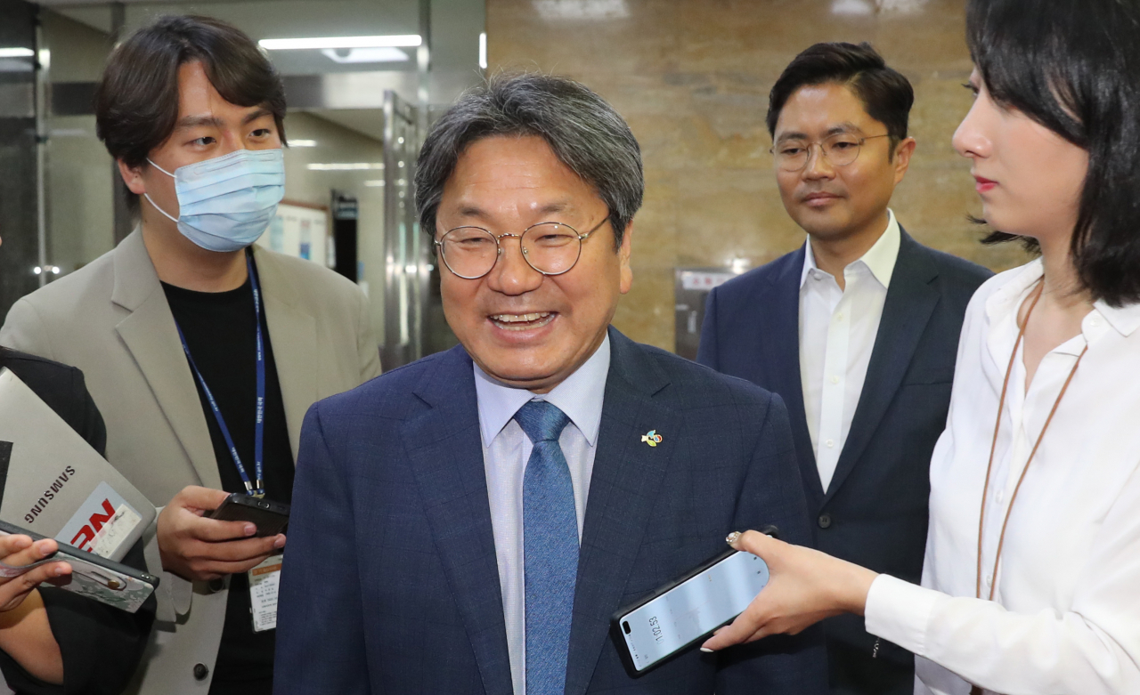 강기정 청와대 정무수석이 19일 오전 추경 관련 협의를 위해 국회 김태년 더불어민주당 원내대표실을 방문한 뒤 기자들의 질문에 답하고 있다. 뒤쪽은 김광진 청와대 정무비서관. [연합]