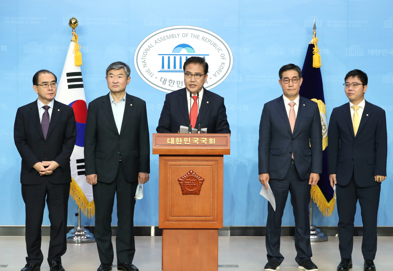 미래통합당 외교안보특별위원회 박진 위원장과 의원들이 19일 국회 소통관에서 기자회견을 하고 있다. [연합]