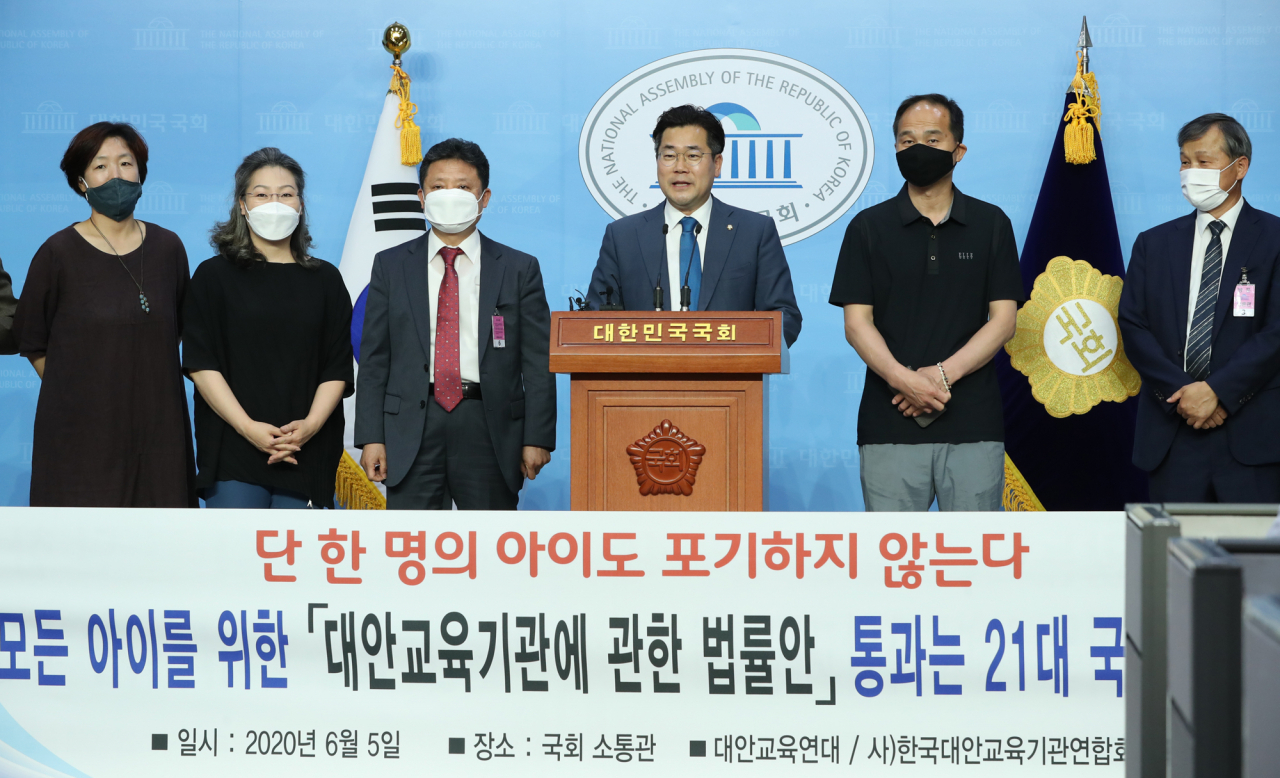 박찬대 더불어민주당 의원과 대안교육연대, 대안교육연합회 관계자 등이 5일 오후 서울 여의도 국회 소통관에서 대안교육기관에 관한 법률안 발의 기자회견을 하고 있다. 기사와 무관. [연합]