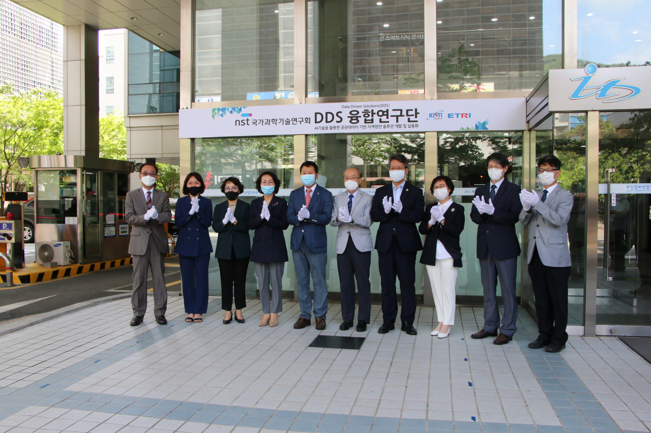 19일 열린 DDS융합연구단 현판식에서 최희윤(왼쪽 4번째) KISTI 원장과 원광연(왼쪽 6번째) 국가과학기술연구회 이사장 등이 기념촬영을 하고 있다. [KISTI 제공]