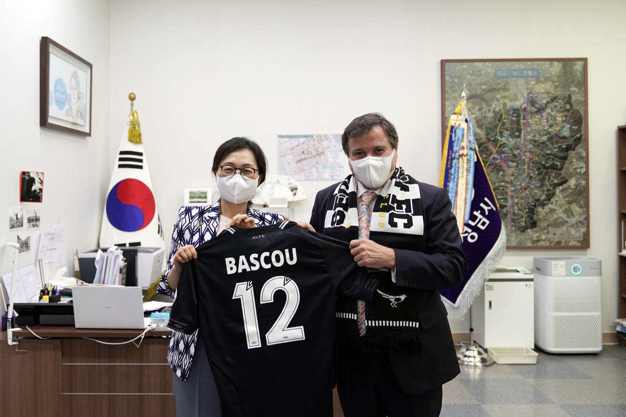 성남FC 은수미 구단주(왼쪽)가 바스쿠 주한 아르헨티나 대사(오른쪽)만나 축구 교류를 논의했다.